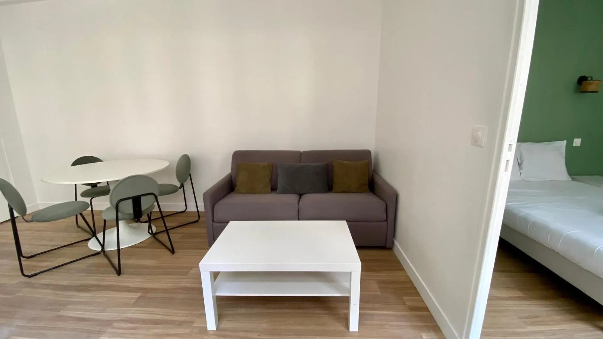 Appartement Renove Proche Grands Boulevards 4P Paris 0*,  France